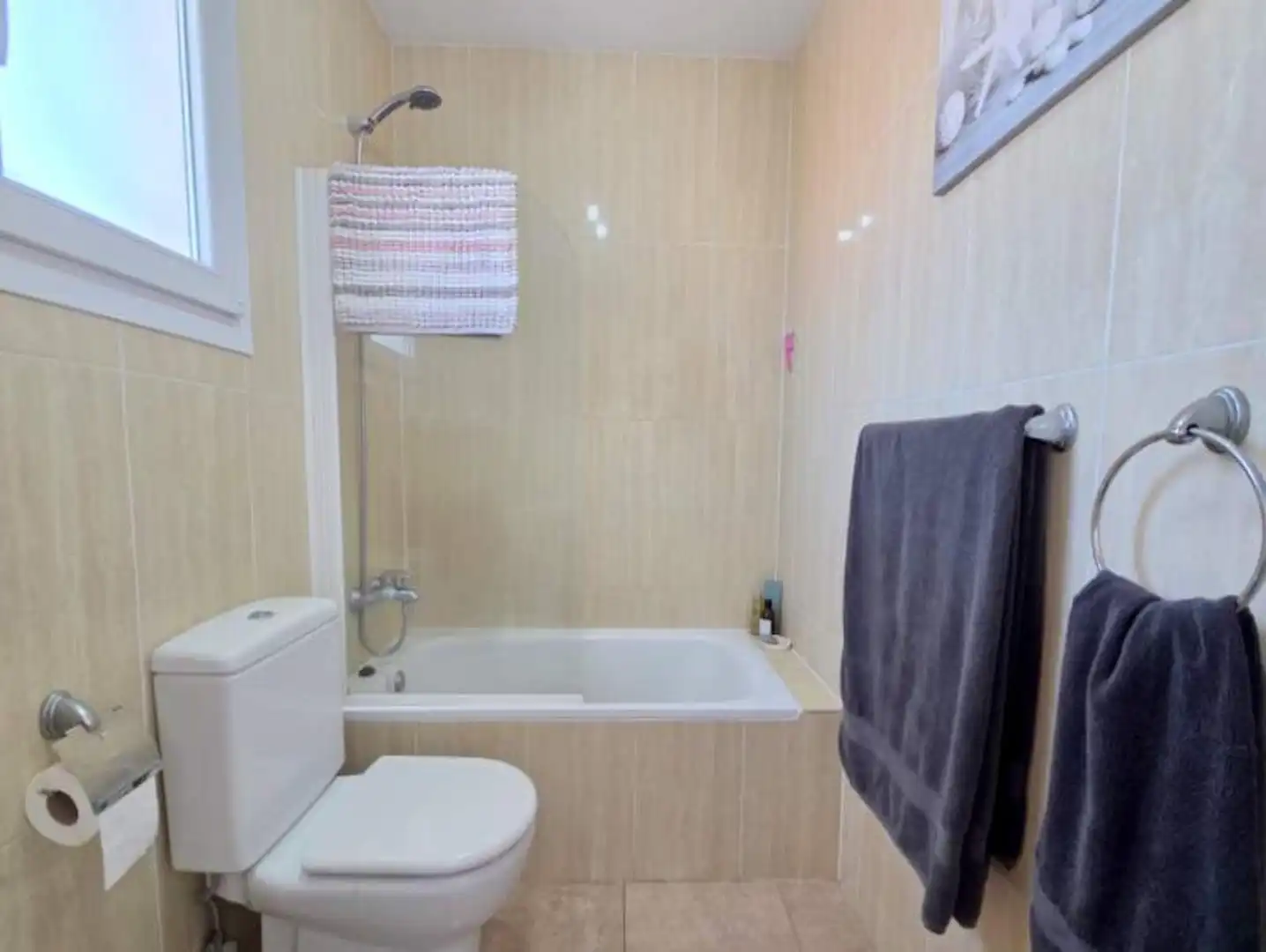 Badezimmer von Dachboden zum Verkauf in Manilva mit Klimaanlage, Terrasse und Möbliert