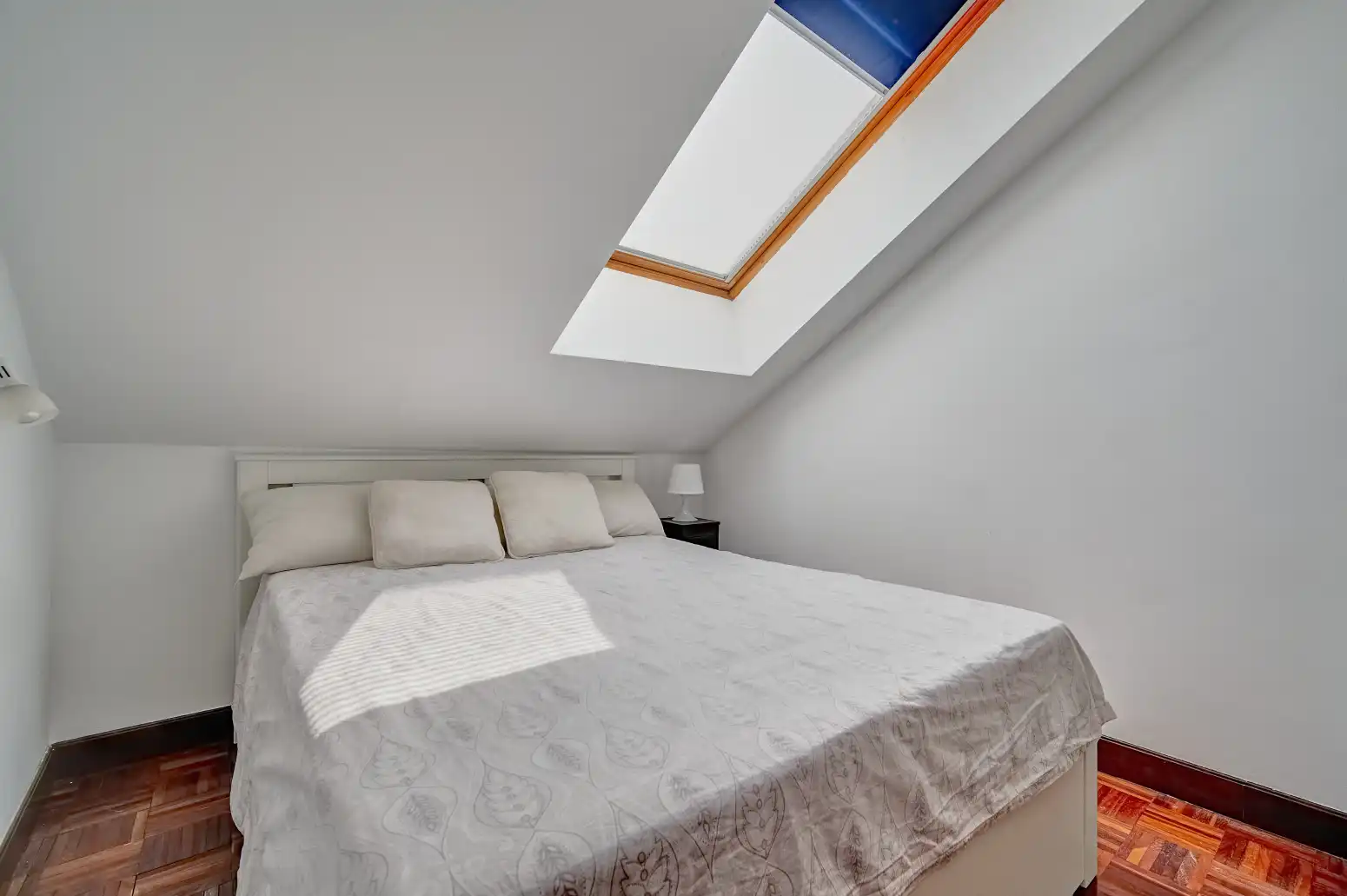 Habitación de Ático en venta en  Pamplona / Iruña con Calefacción, Parquet y Balcón