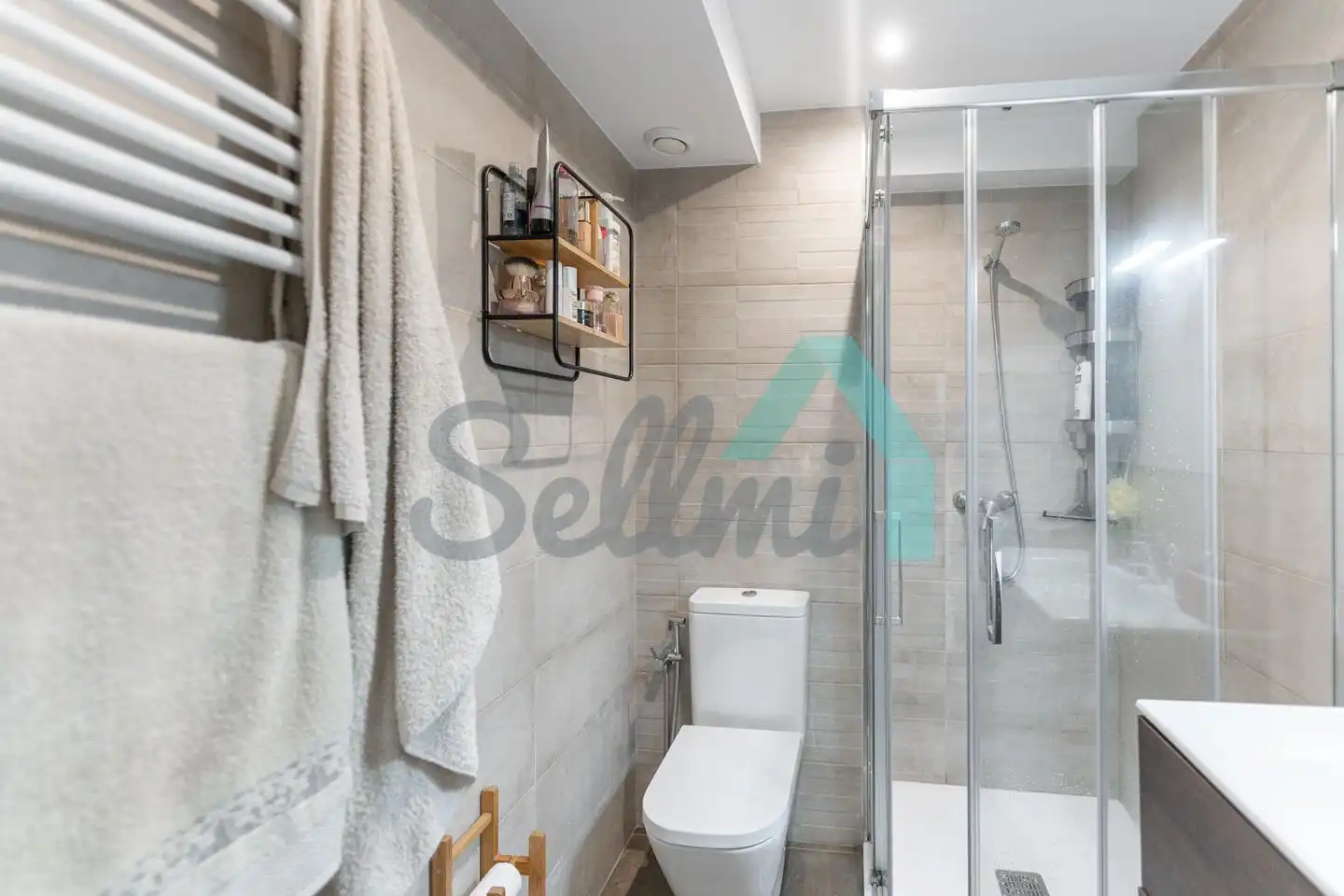 Baño de Piso de alquiler en Gijón  con Calefacción y Amueblado