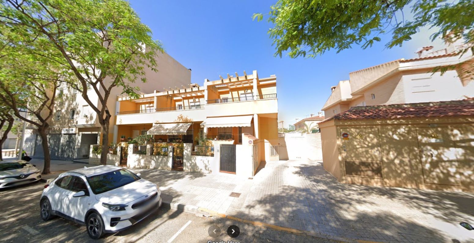 Vista exterior de Casa adosada en venda en Elche / Elx amb Terrassa, Traster i Piscina