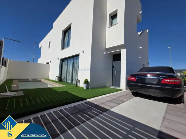 Detached house with pool for sale in Benijófar