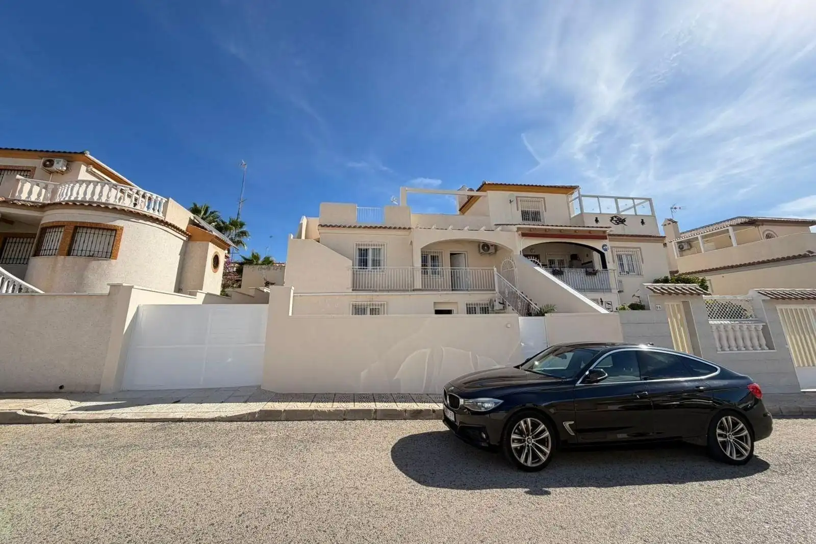 Vista exterior de Casa adosada en venda en Torrevieja amb Aire condicionat, Calefacció i Jardí privat