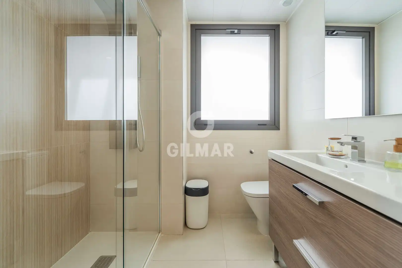 Baño de Ático en venta en Madrid con Calefacción, Jardín privado y Trastero