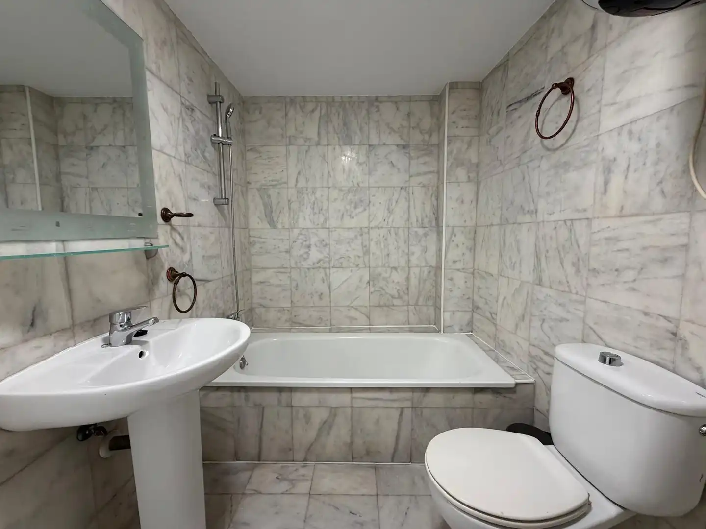 Badezimmer von Wohnung zur Miete in Torremolinos mit Klimaanlage, Terrasse und Möbliert
