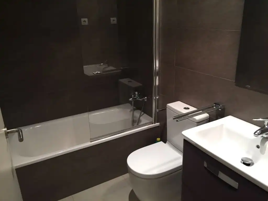 Bany de Apartament en venda en L'Hospitalet de Llobregat amb Aire condicionat, Parquet i Moblat