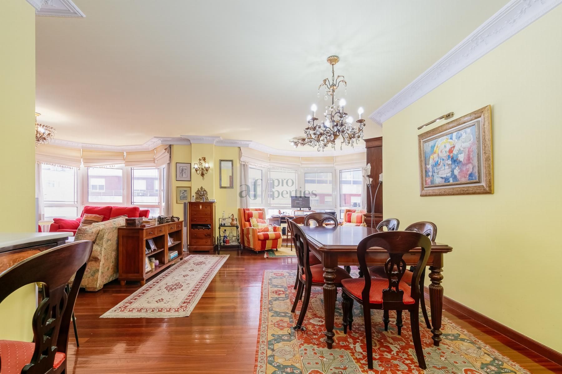 Menjador de Pis en venda en Vigo  amb Calefacció, Parquet i Terrassa