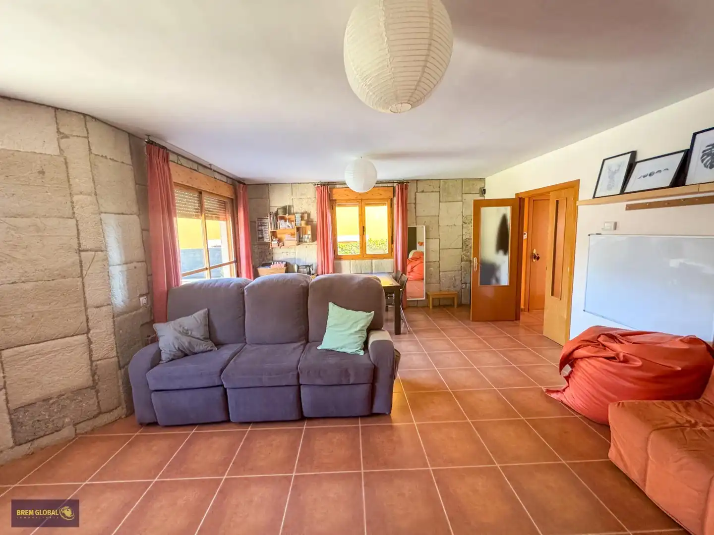 Sala de estar de Casa adosada en venta en Lozoyuela-Navas-Sieteiglesias con Calefacción, Jardín privado y Terraza