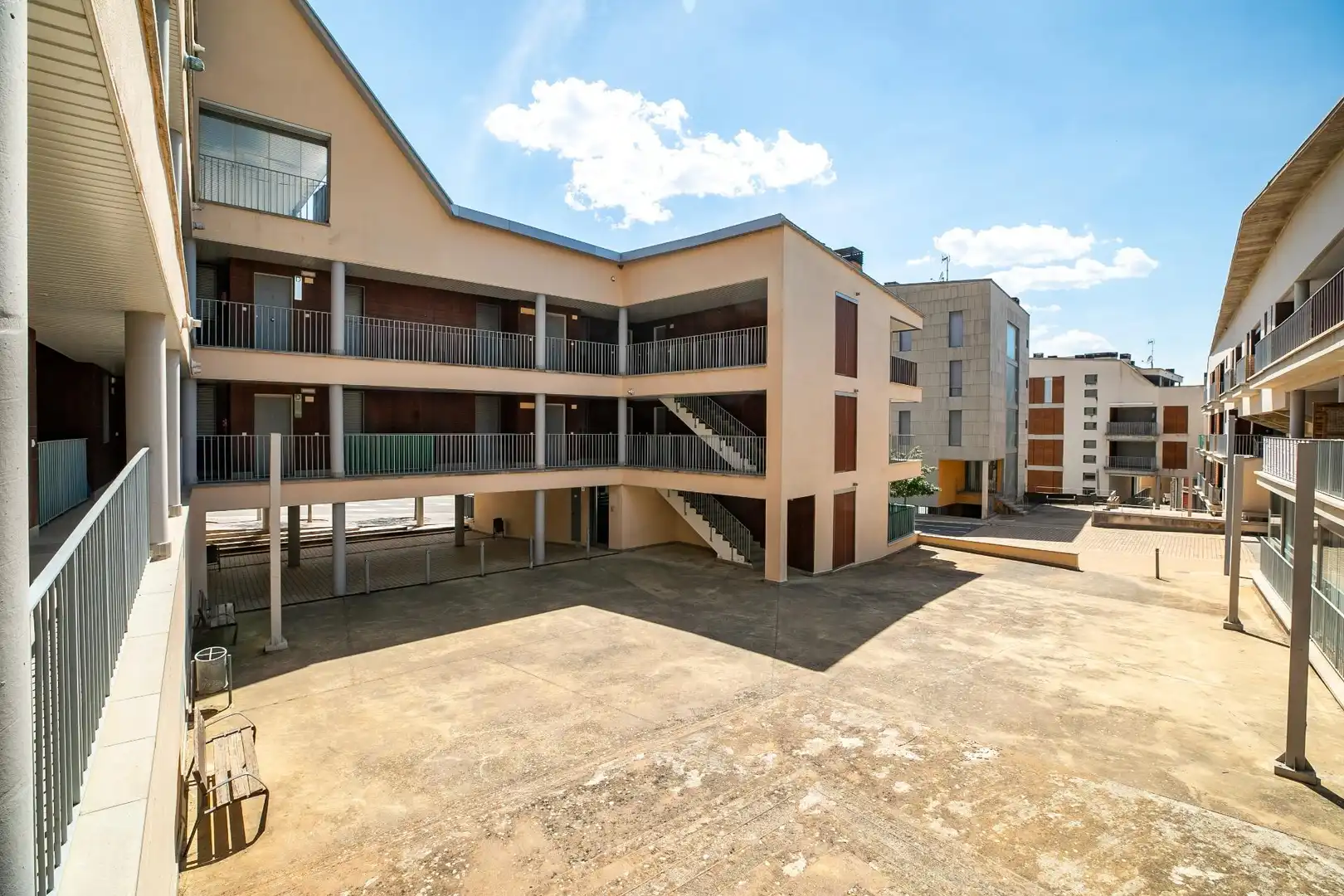Außenansicht von Wohnung zum Verkauf in Sabiñánigo mit Heizung, Parkett und Terrasse