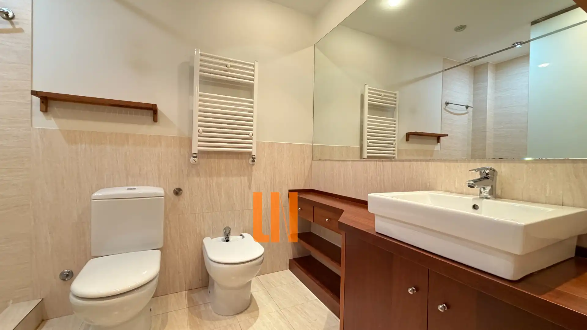 Baño de Casa adosada en venta en Oleiros con Calefacción, Jardín privado y Parquet