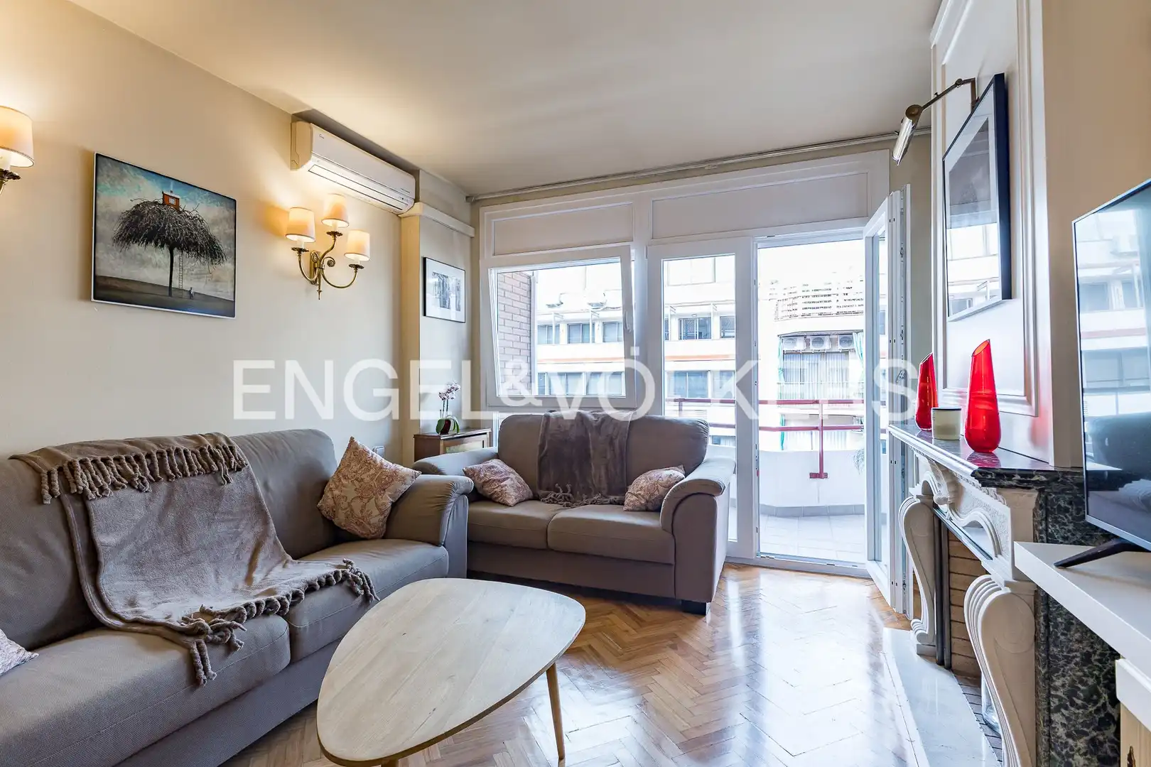 Vista exterior de Piso en venta en Barcelona con Calefacción, Parquet y Amueblado