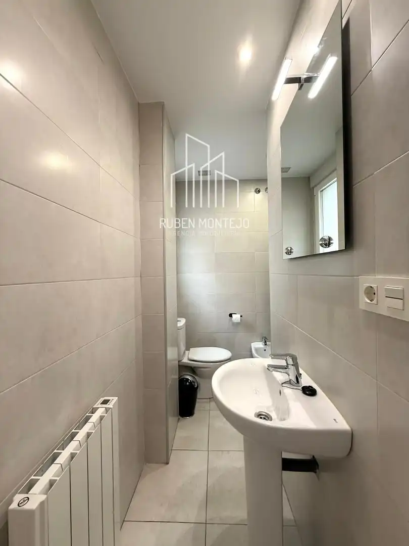 Bany de Apartament de lloguer en Salamanca amb Aire condicionat, Calefacció i Moblat