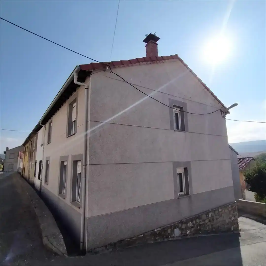 Vista exterior de Casa adosada en venda en Valdeolea amb Rentadora i TV