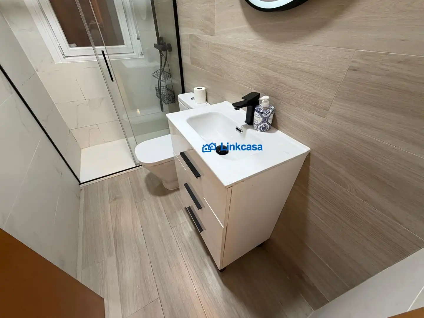 Bathroom of Flat for sale in Madrid  with Air Conditioner and Heating