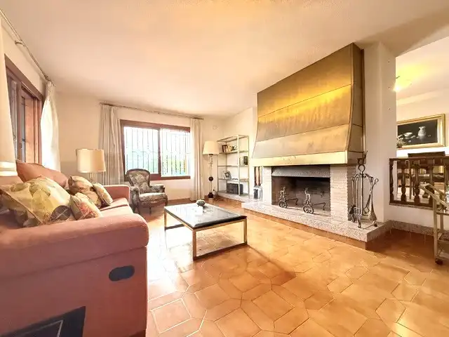 Sala d'estar de Casa o xalet en venda en Benicasim / Benicàssim amb Jardí privat, Terrassa i Piscina
