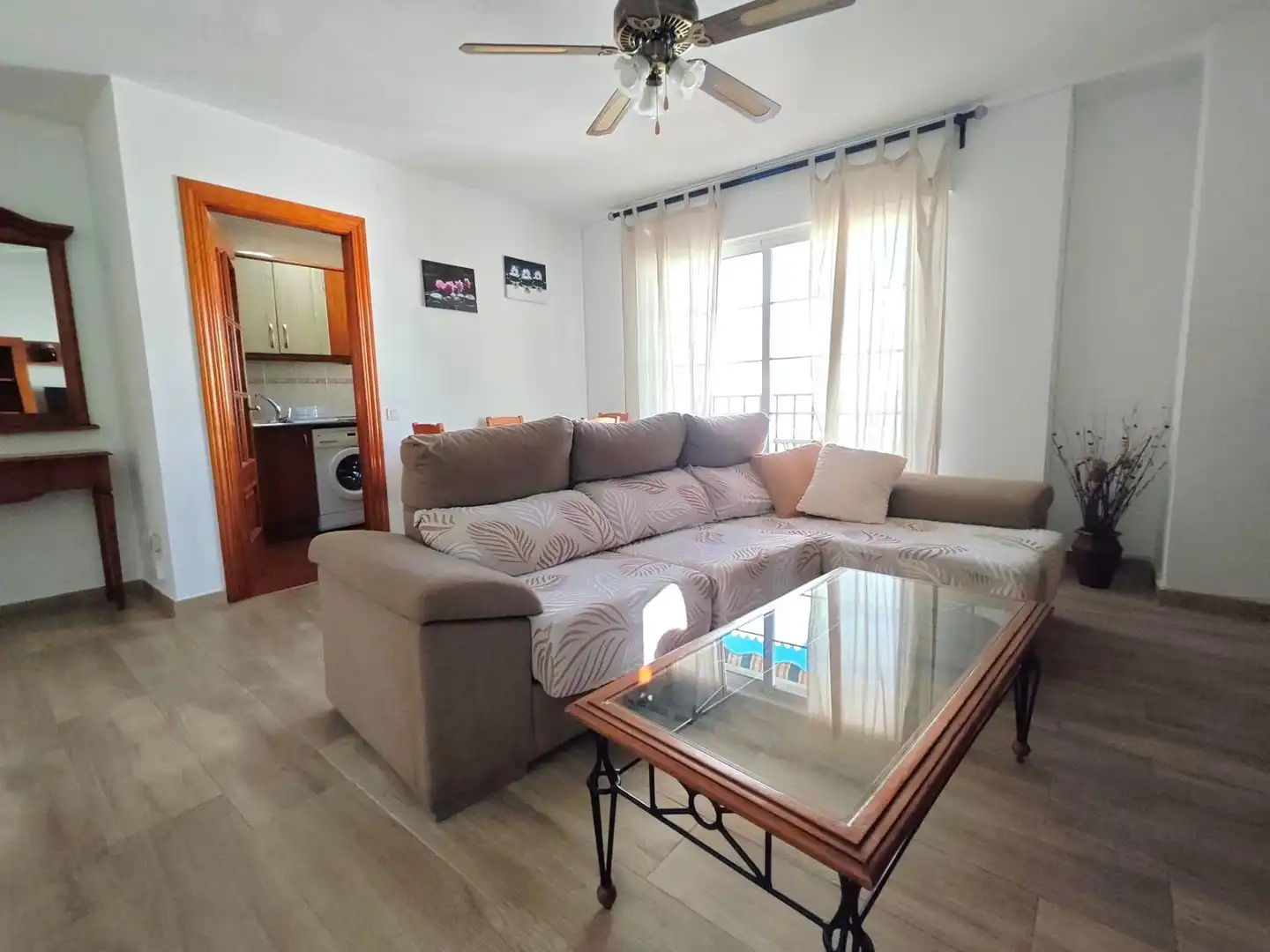 Sala d'estar de Àtic de lloguer en Benalmádena amb Aire condicionat, Terrassa i Moblat