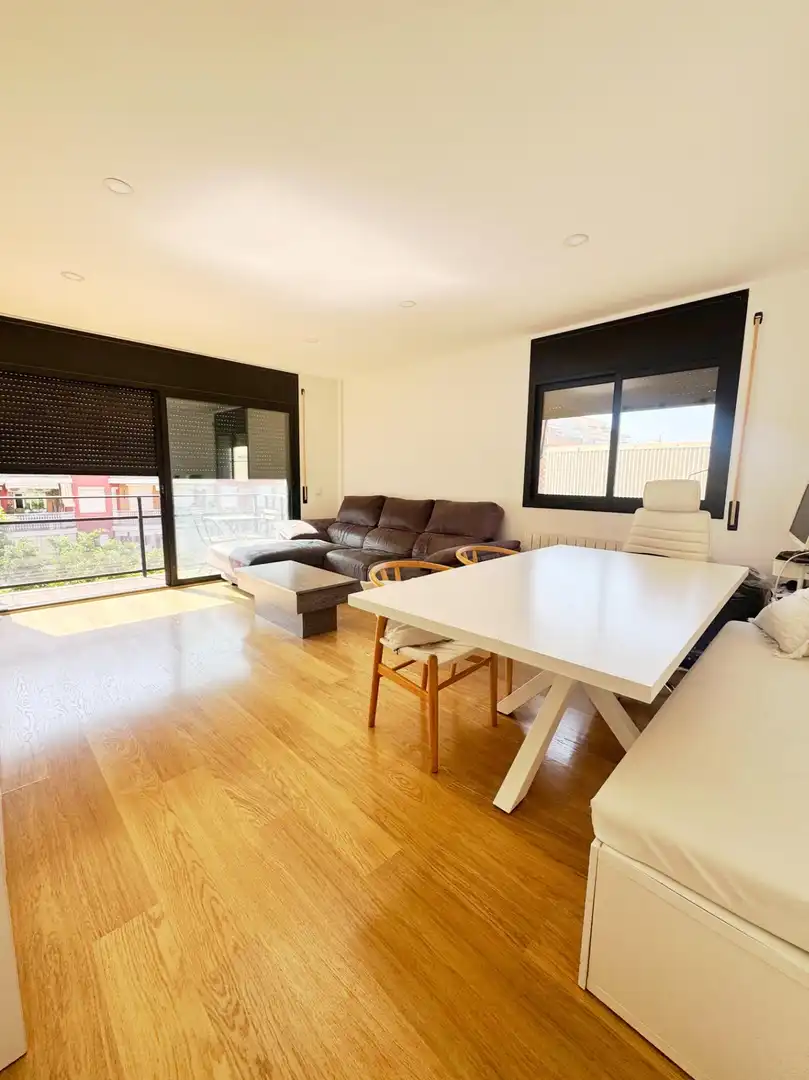 Sala de estar de Piso en venta en Castelldefels con Aire acondicionado, Jardín privado y Amueblado