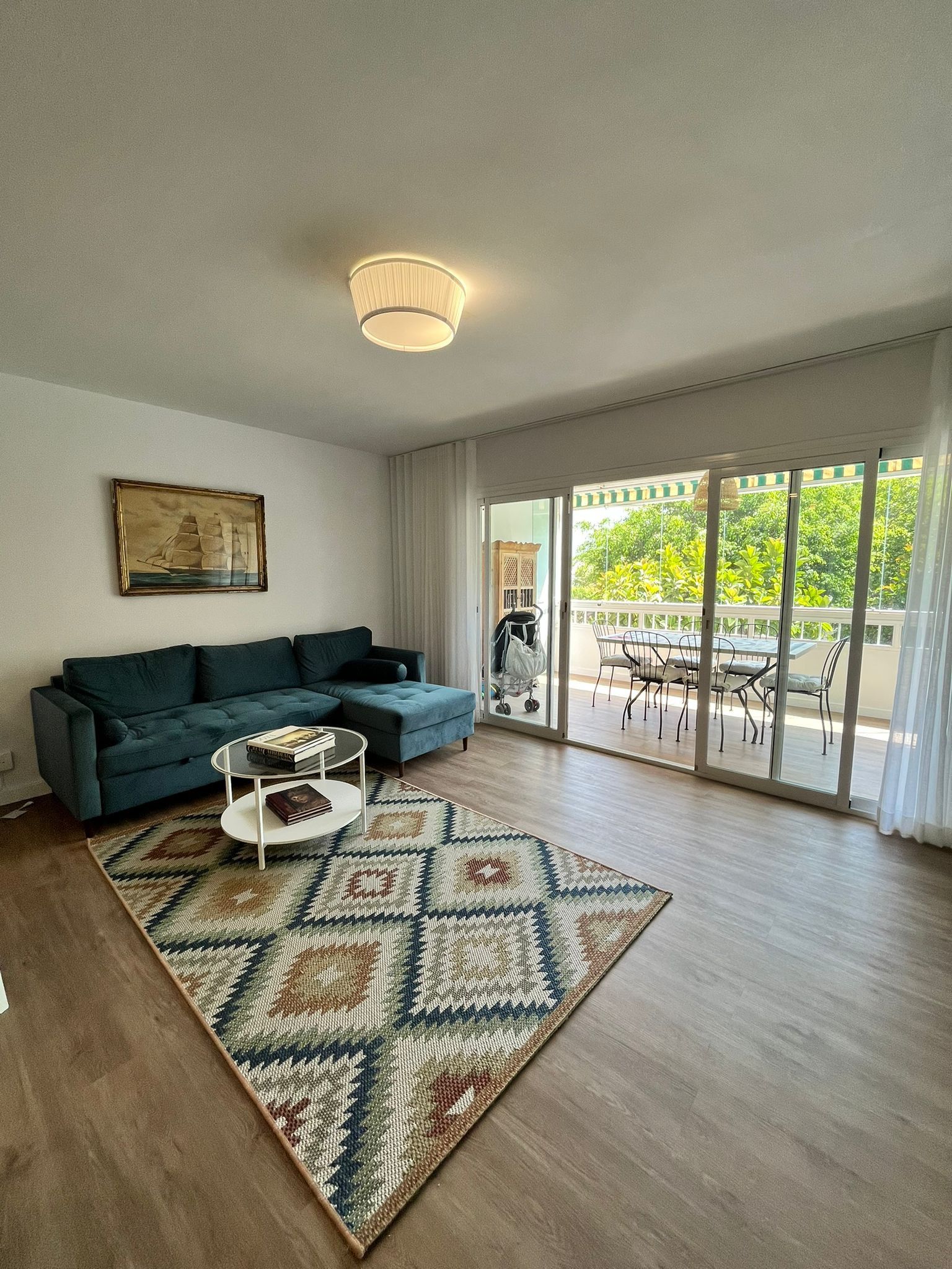 Sala d'estar de Planta baixa de lloguer en Marbella amb Aire condicionat, Terrassa i Piscina