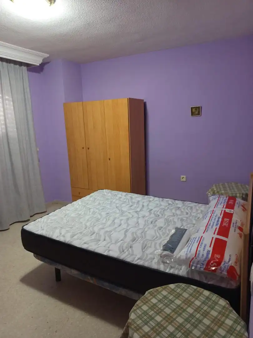 Dormitori de Pis de lloguer en Granada amb Moblat i Balcó