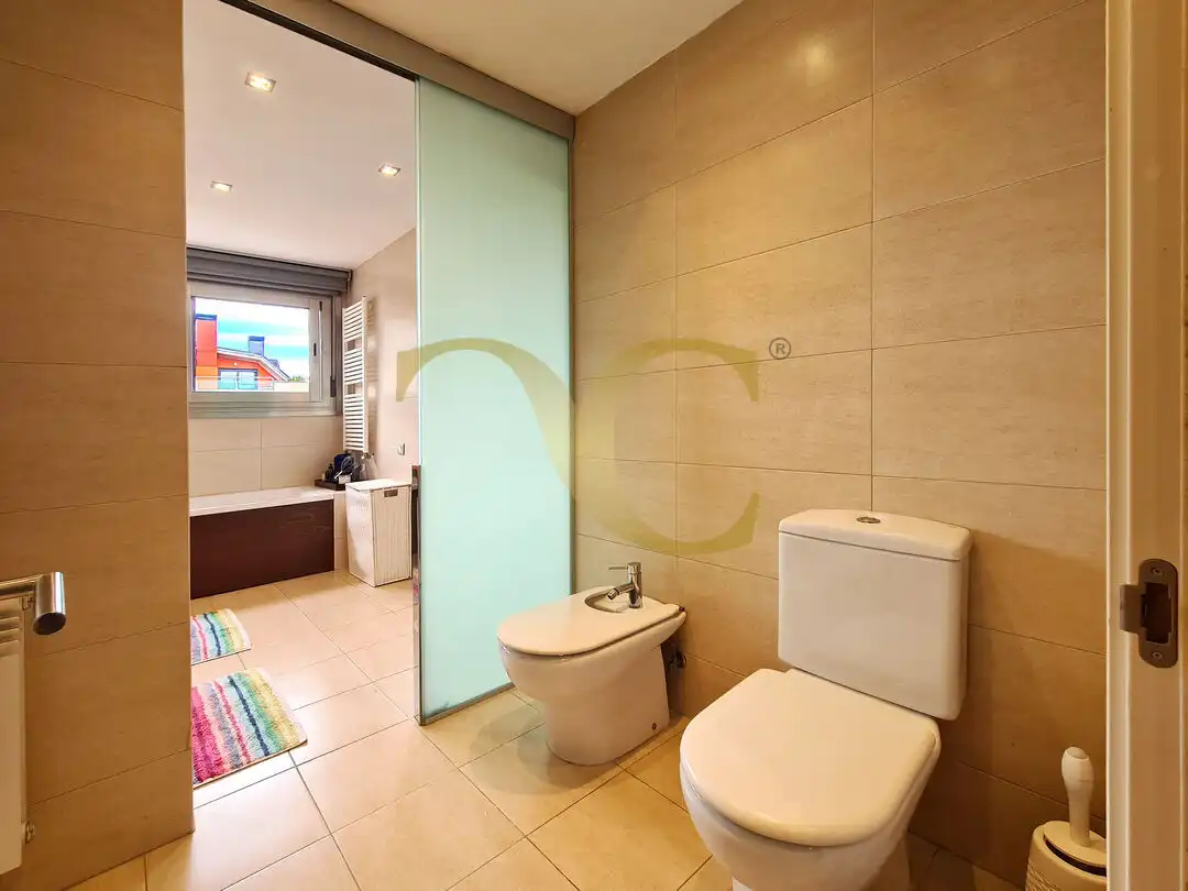 Badezimmer von Maisonette zum Verkauf in Oviedo  mit Heizung, Privatgarten und Terrasse