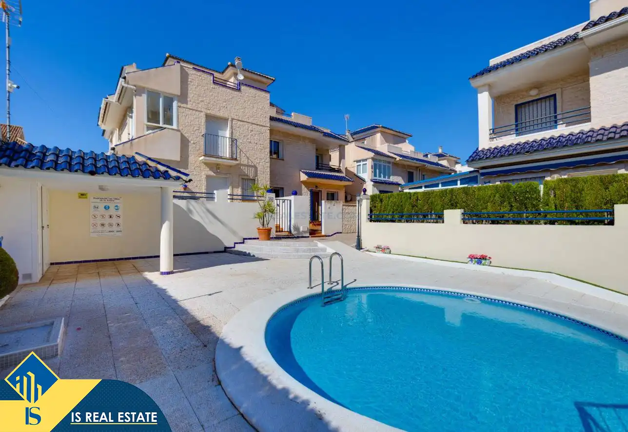 Piscina de Casa adosada en venda en Torrevieja amb Aire condicionat, Calefacció i Terrassa