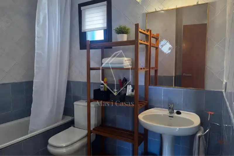Badezimmer von Einfamilien-Reihenhaus zum Verkauf in L'Escala mit Klimaanlage, Heizung und Terrasse
