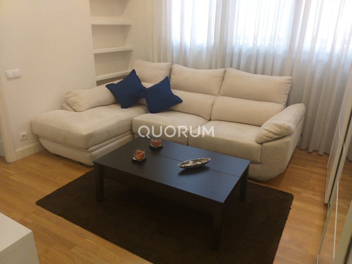 Sala d'estar de Apartament en venda en Bilbao  amb Calefacció i Parquet