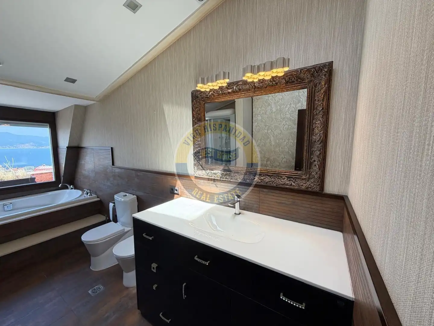 Badezimmer von Dachboden zur Miete in Vigo  mit Heizung, Parkett und Terrasse