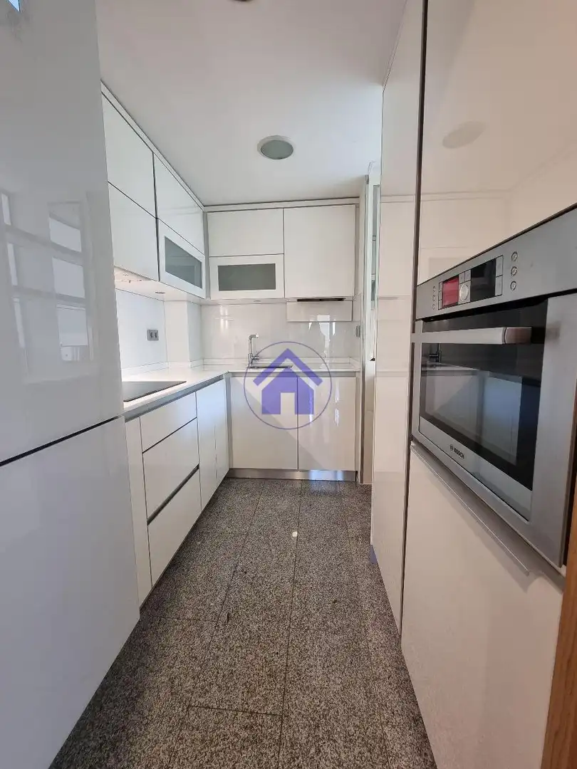 Cuina de Apartament de lloguer en Vigo  amb Calefacció, Parquet i Traster
