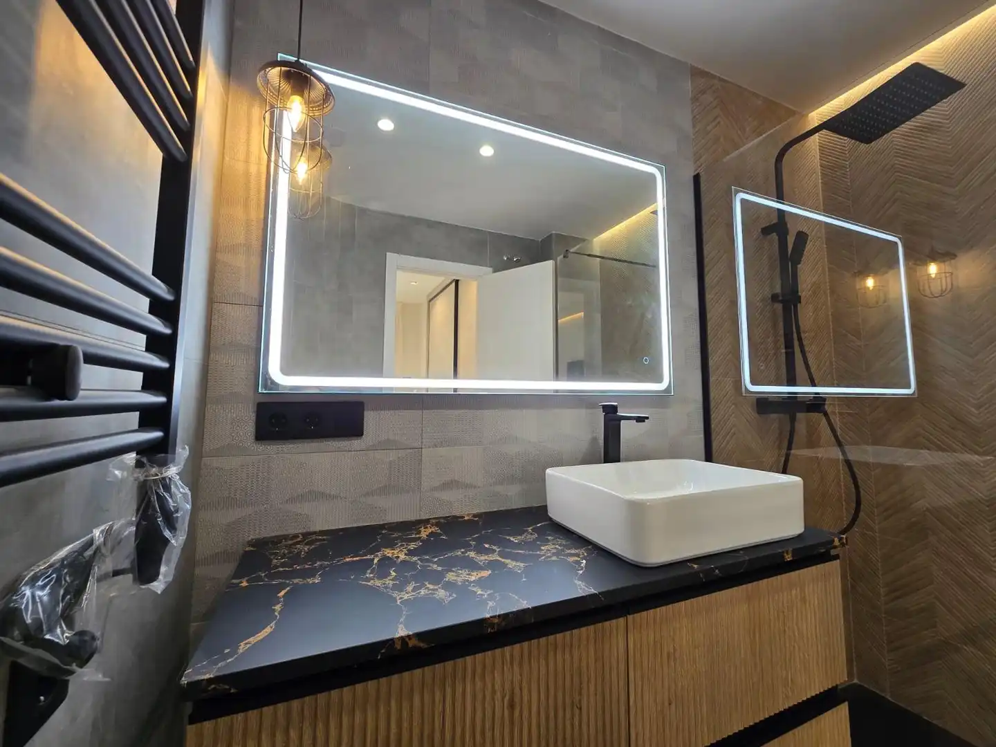 Badezimmer von Maisonette zur Miete in Sanlúcar la Mayor mit Klimaanlage, Terrasse und Möbliert