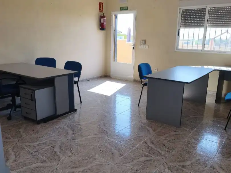 Büro zur Miete in Torrevieja mit Klimaanlage und Terrasse