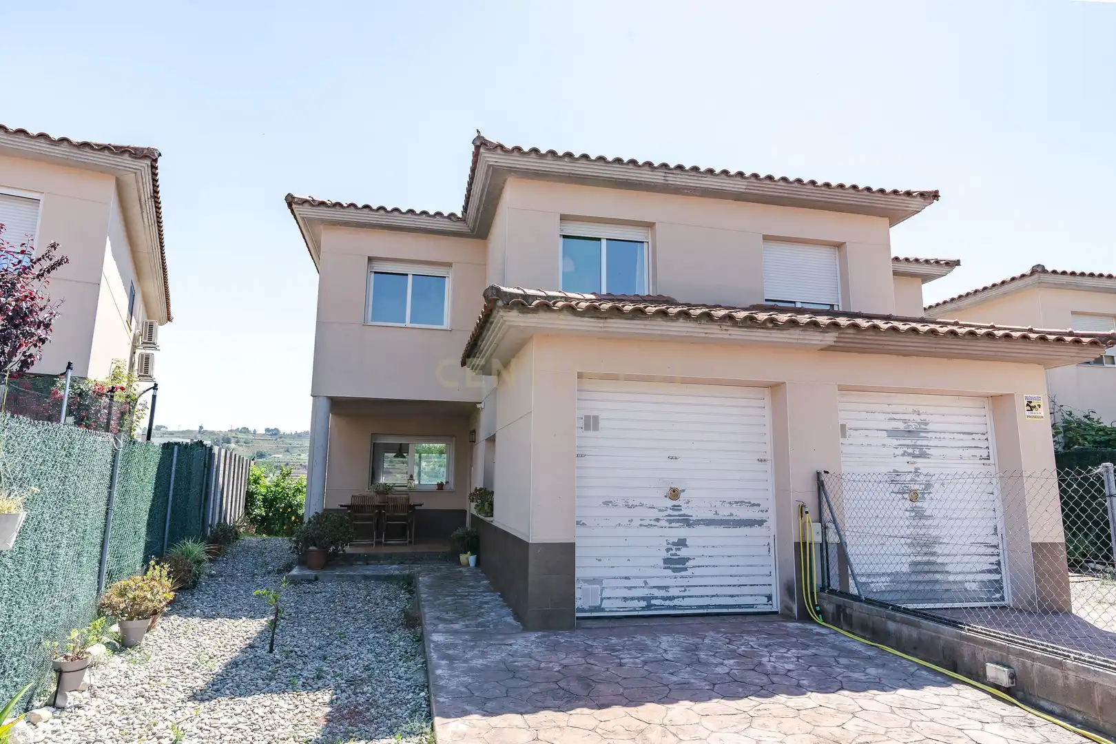 Außenansicht von Einfamilien-Reihenhaus zum Verkauf in Vila-rodona mit Privatgarten und Ofen