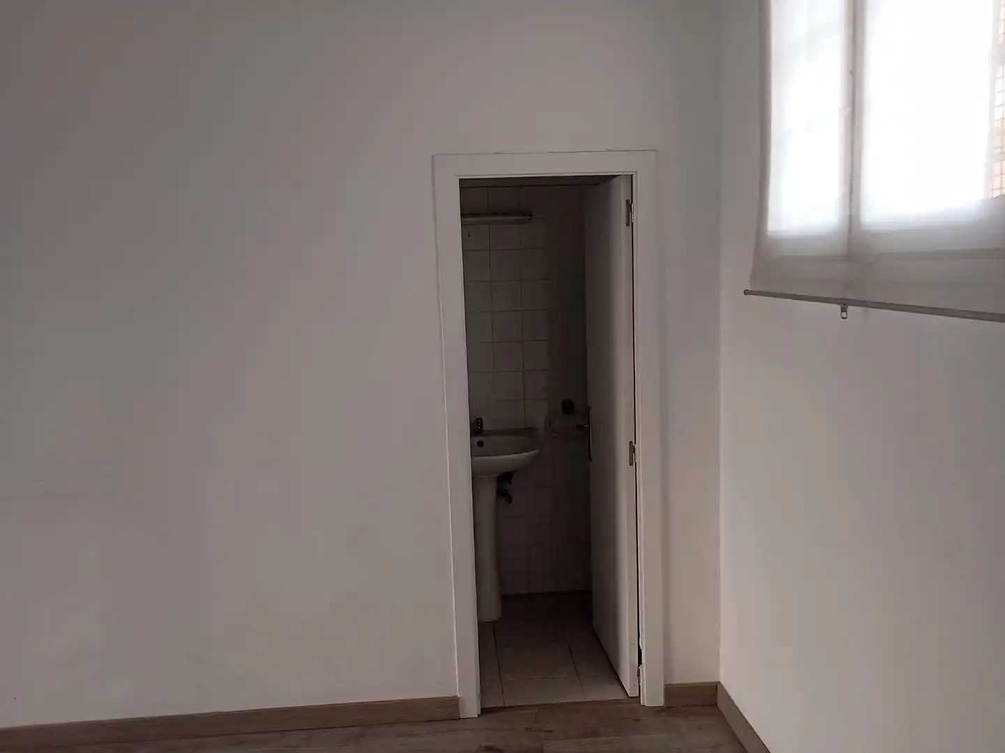 Bany de Local de lloguer en Cerdanyola del Vallès amb Parquet