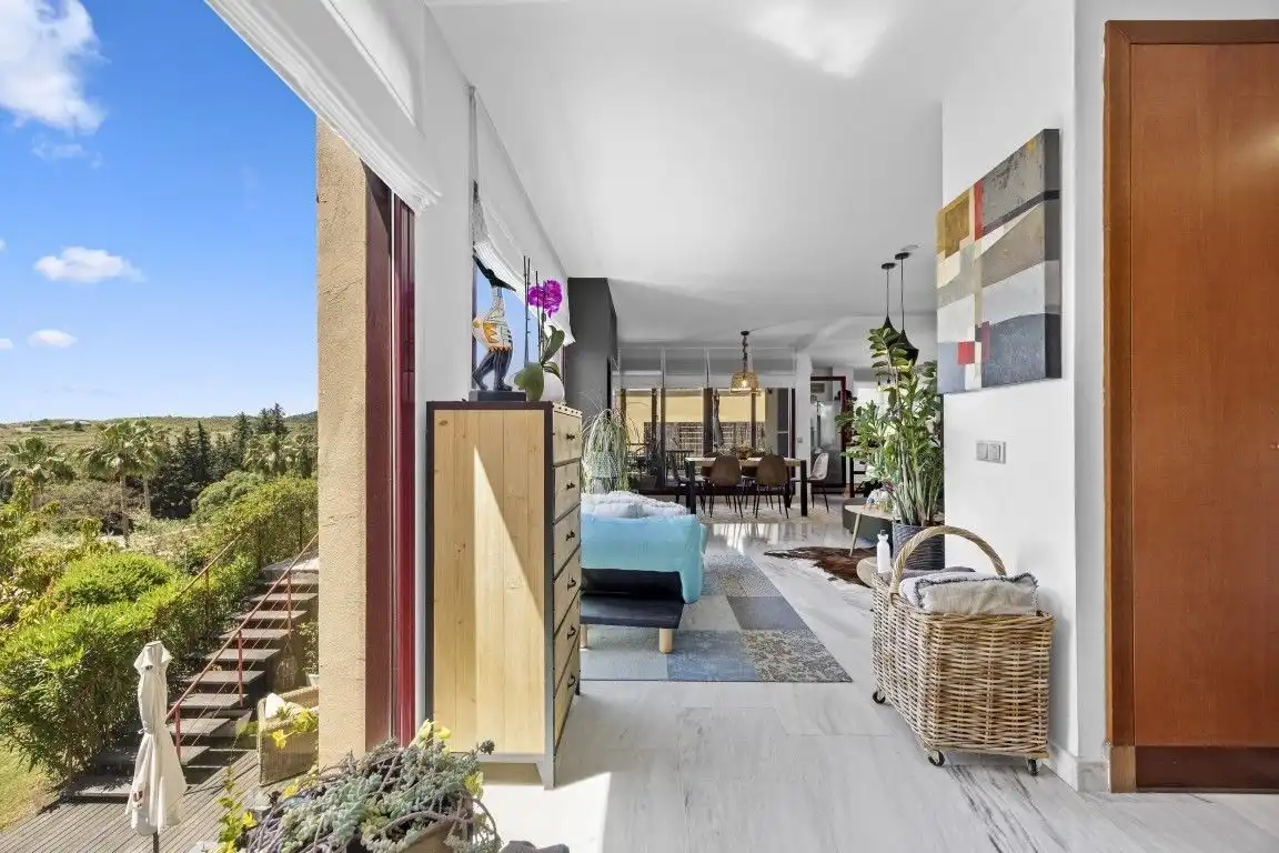Sala de estar de Casa o chalet en venta en Benahavís con Aire acondicionado, Calefacción y Jardín privado