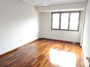 Schlafzimmer von Wohnung miete in Gijón  mit Parkett