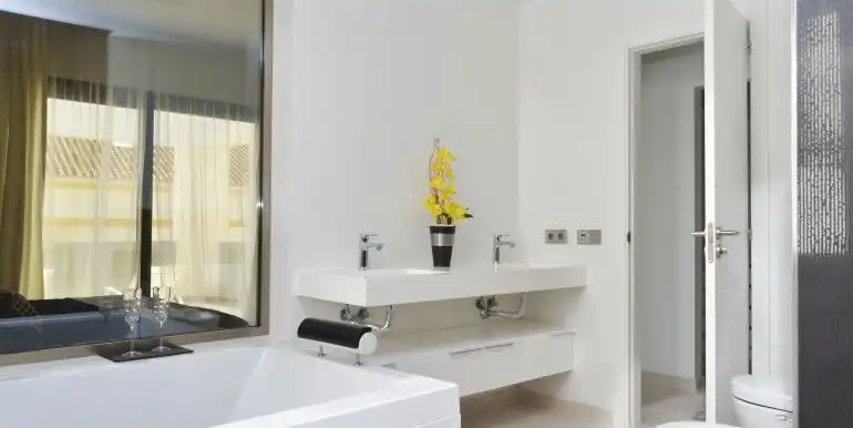 Bany de Casa adosada en venda en Marbella amb Aire condicionat, Terrassa i Traster