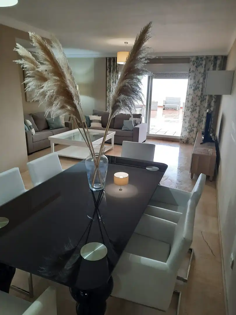 Comedor de Apartamento de alquiler en Estepona con Aire acondicionado, Terraza y Piscina