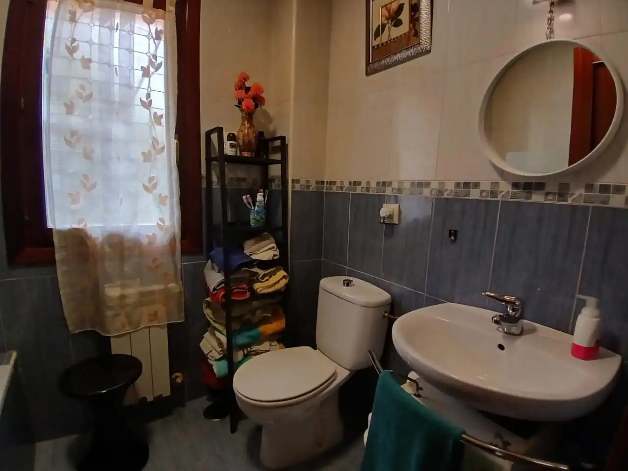 Badezimmer von Einfamilien-Reihenhaus zum Verkauf in Castro-Urdiales mit Heizung, Privatgarten und Terrasse