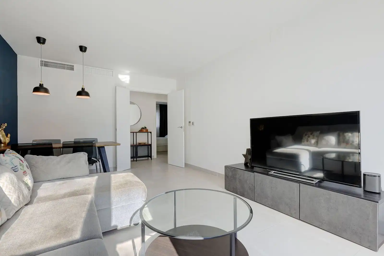 Sala d'estar de Apartament de lloguer en Estepona amb Aire condicionat, Terrassa i Piscina