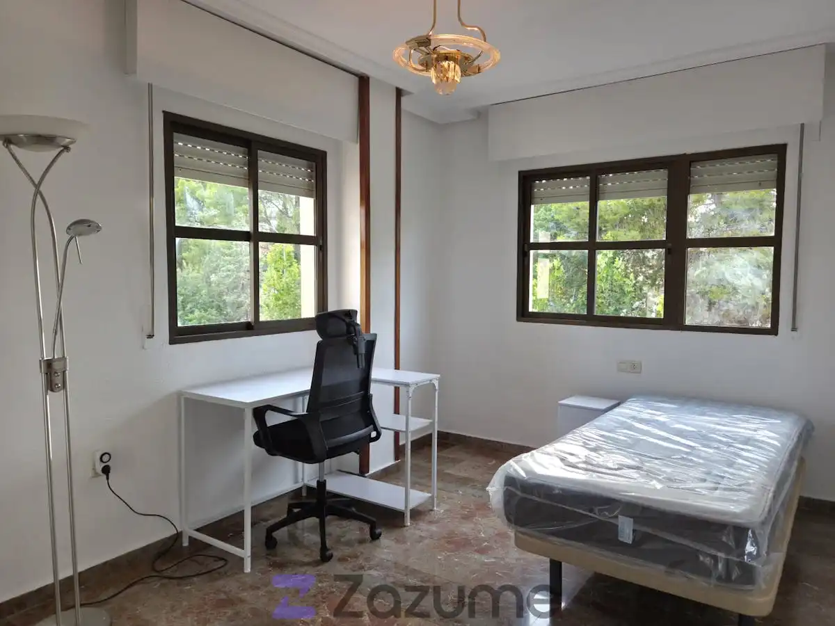 Habitación de Piso de alquiler en Jaén con Jardín privado, Piscina y Amueblado