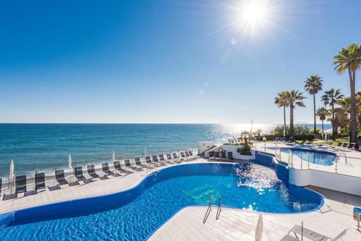 Swimming pool of Apartment to rent in Estepona  with Air Conditioner, Heating and Terrace