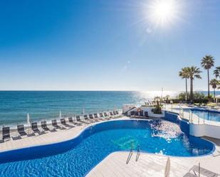 Piscina de Apartament de lloguer en Estepona amb Aire condicionat, Calefacció i Terrassa