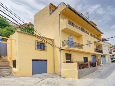 Casa amb balcó en venda a Calle Real 1