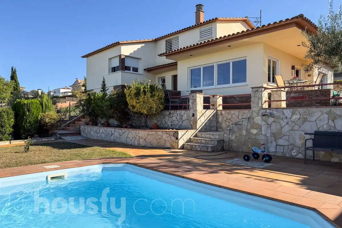 House with pool for sale in Ronda Peius Pascual Carbó .