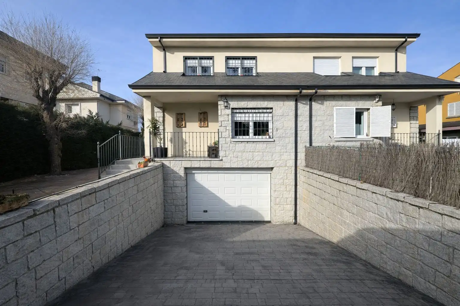 Vista exterior de Casa adosada en venta en Alpedrete con Aire acondicionado, Calefacción y Jardín privado