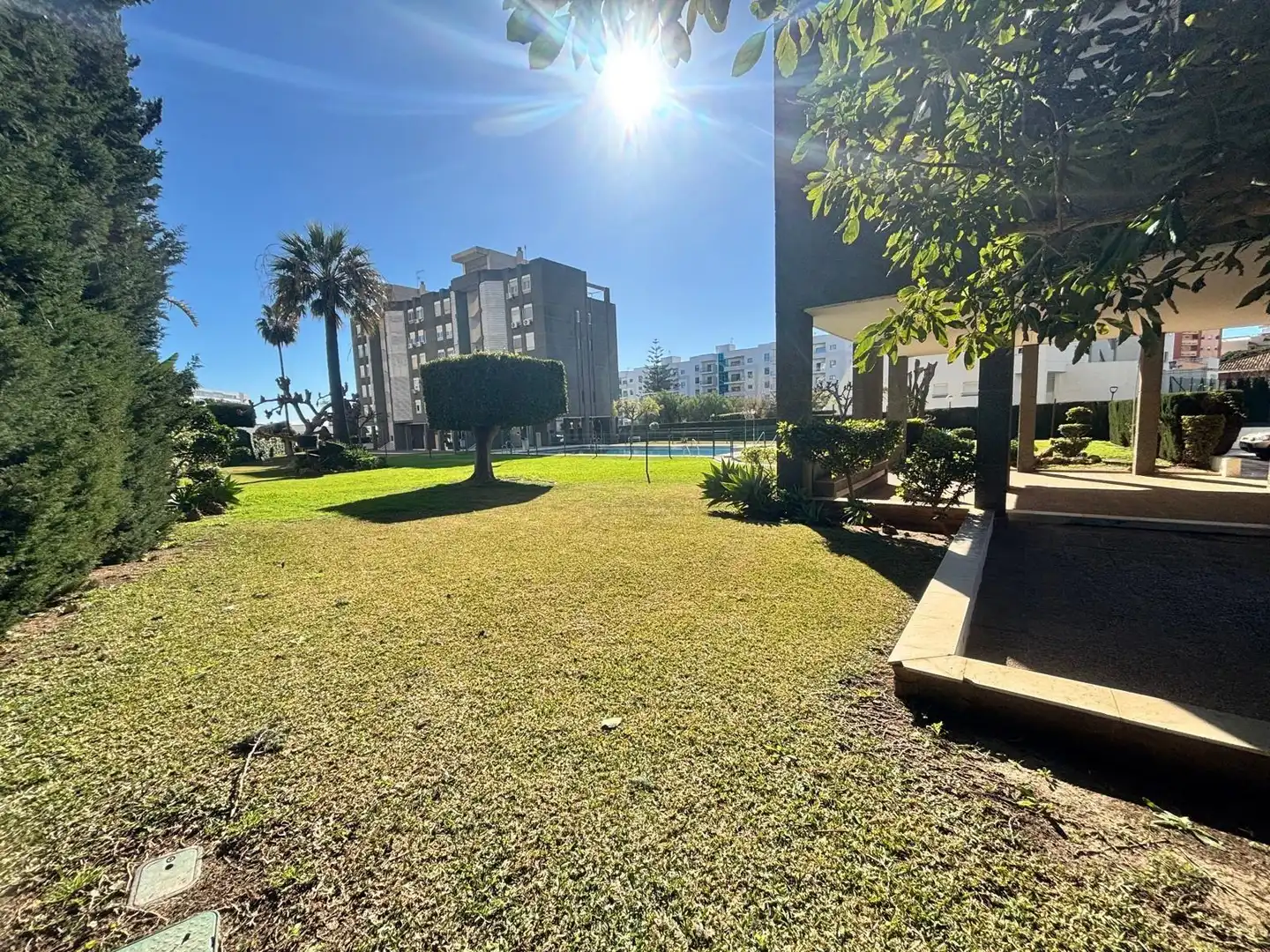 Vista exterior de Pis en venda en Benalmádena amb Jardí privat, Terrassa i Balcó