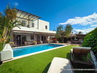 Piscina de Casa o xalet en venda en Empuriabrava amb Aire condicionat, Calefacció i Jardí privat