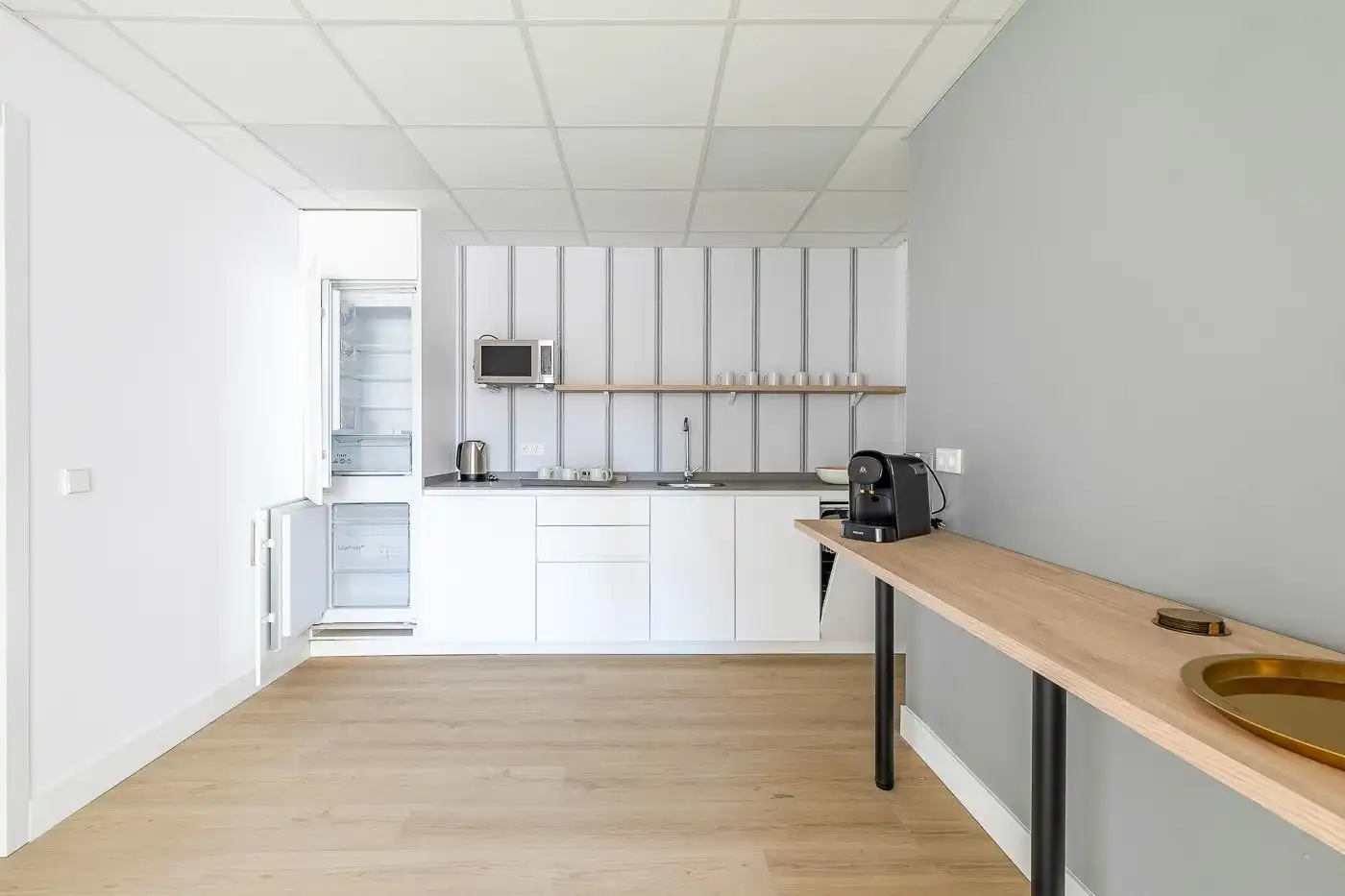 Cuina de Oficina de lloguer en Madrid amb Aire condicionat, Calefacció i Terrassa
