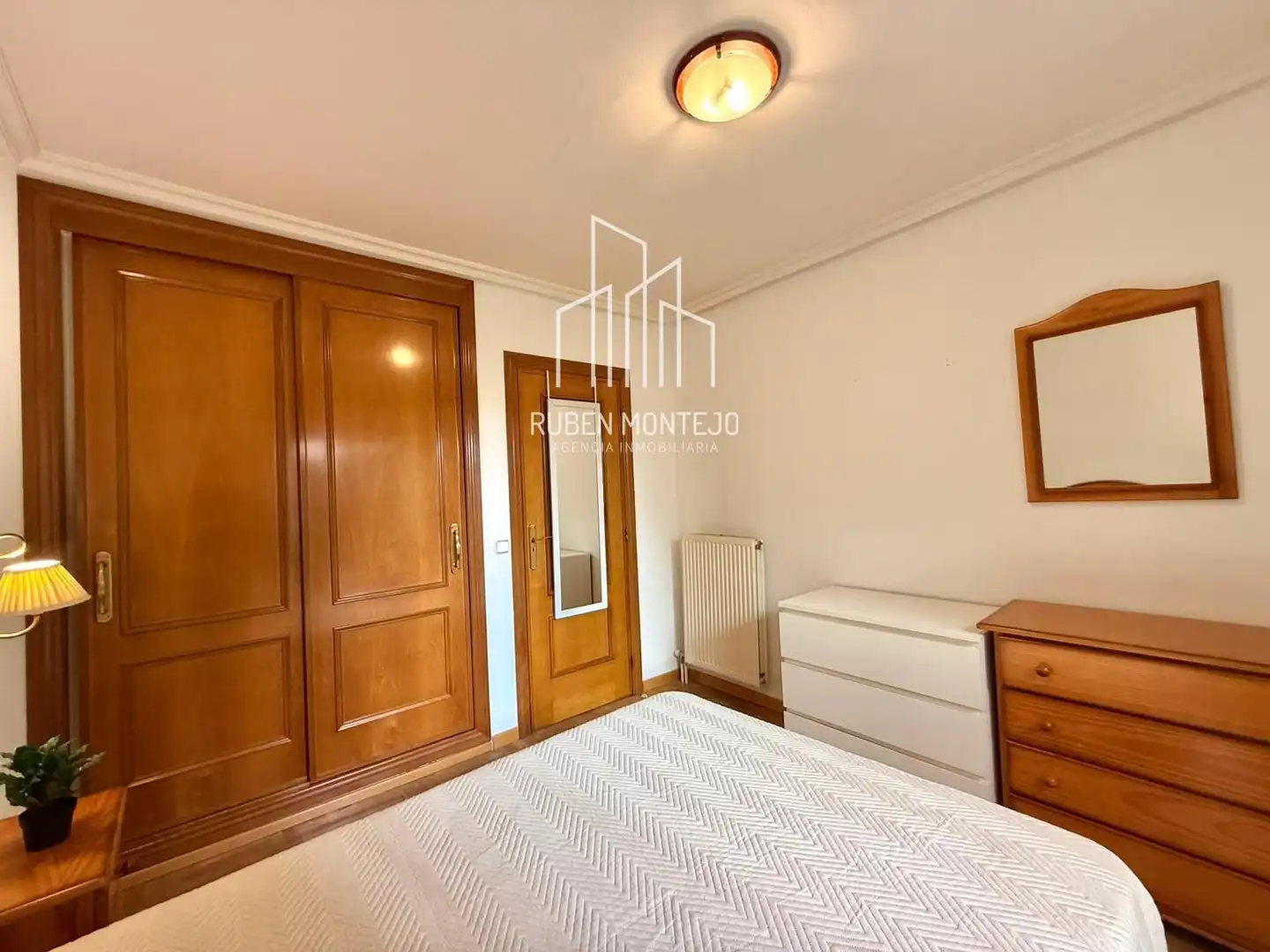 Dormitori de Apartament de lloguer en Salamanca amb Calefacció, Terrassa i Moblat