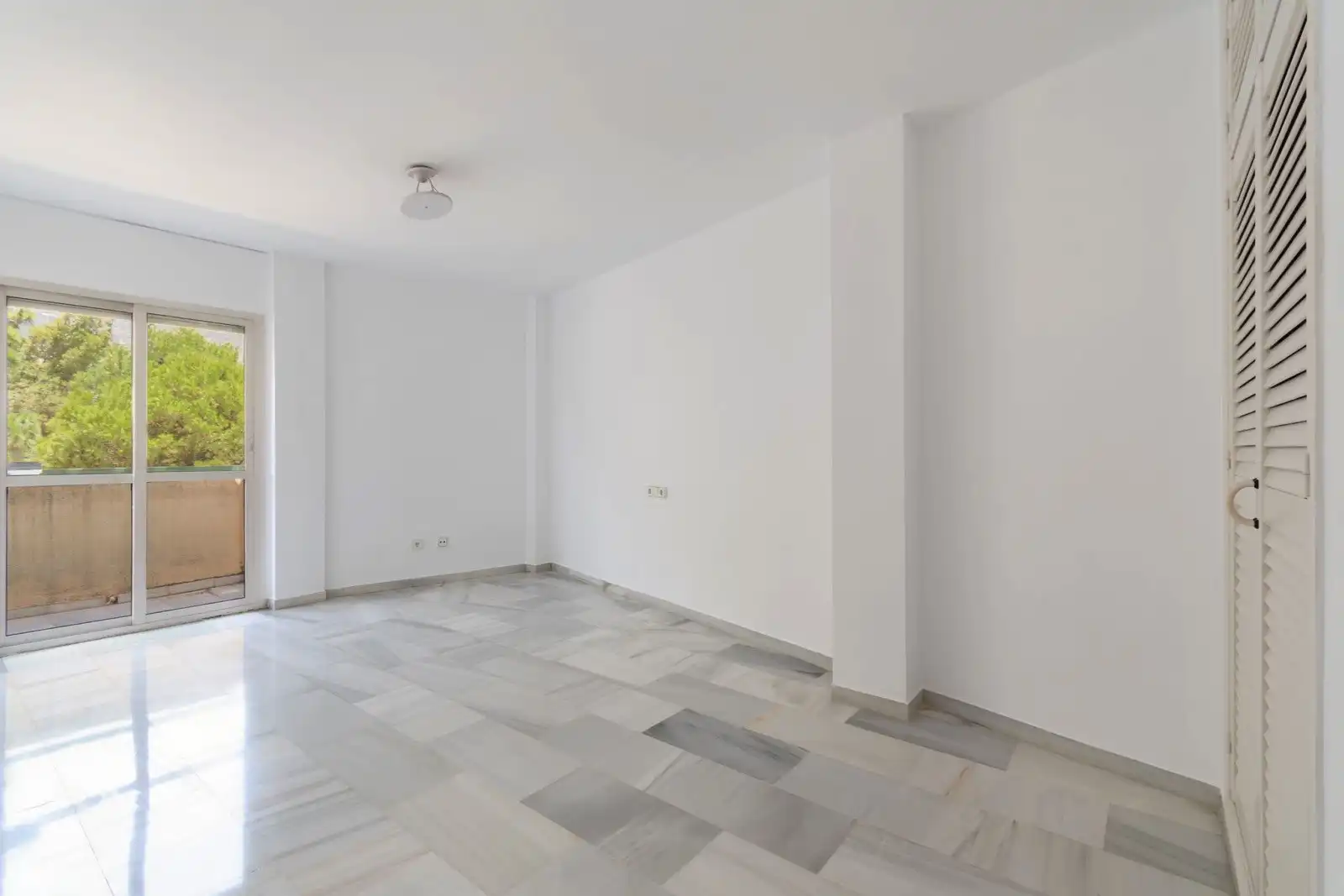 Dachboden zum Verkauf in Marbella mit Klimaanlage, Terrasse und Möbliert