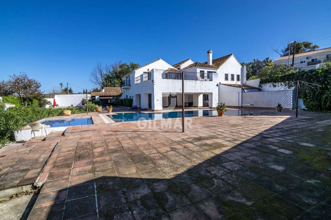 Vista exterior de Casa o xalet en venda en Sotogrande amb Calefacció, Jardí privat i Piscina